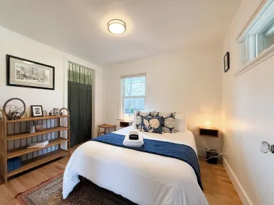 Luxurious 2-Bedroom Haven with Hot Tub in the Heart of Oregon Wine Country! Champoeg State Heritage Park附近的飯店