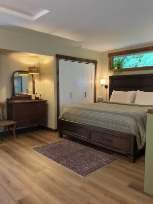 Oly Oasis - charming bungalow in Olympia with WiFi, AC and your own backyard!!