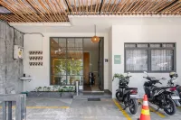 모노 코리빙 응아겔, 수라바야  호텔