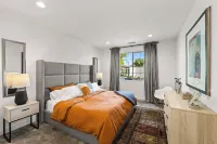 Stylish 3 bedroom house sleeps 8 Great location right across from the Club pool! Hotels near PGA WEST Greg Norman Golf Course