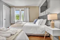 Spacious Tudor Retreat for Families & Friends, 9BR, Sleeps 24