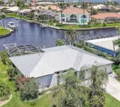 SUPERB! LOCATION! 1 BLOCK 2 FISH VILLE MODERN HOME-HEATED SALT POOL-SPA-E BIKES