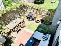 Private unique home short 5 minutes walk to the beach and the bay. Hotels near Bumpkin Island