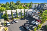Prodigy Hotel, a Days Inn by Wyndham - parking