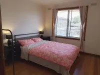 Charming 3-Bedroom Holiday Home Near Tourist Attractions Hotels near Eagle Stadium