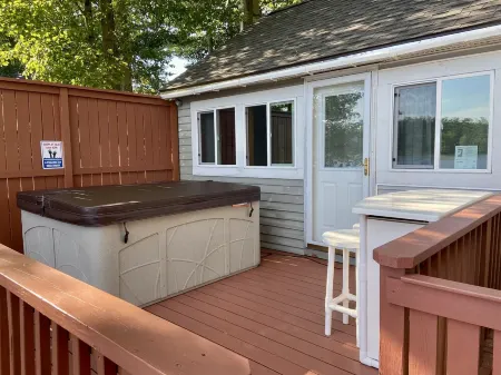 Beautiful Waterfront Cottage With a HOT TUB For Your Family Getaway!