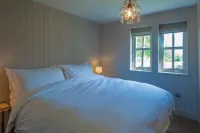 Remote & awe-inspiring Iasgair Cottage. Pet friendly, wood burner, lochside. Hotel di Strathcarron