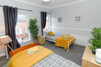 Luxury 2 bedroom terraced home next to Bentley Motors. Hotels in 
