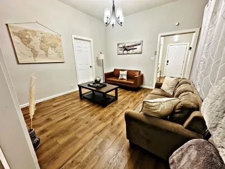Classy 2BR/1.5BA Downtown Sacramento Отели рядом с достопримечательностью «McClatchy Library»
