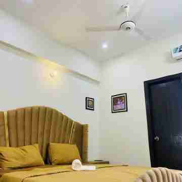 Spacious 3-Bedroom Apartment with Lounge, Kitchen, Free Wi-Fi, Parking & More! Rooms