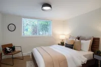 Cozy Quiet 2 Bed Victoria Retreat with Gym Hotels in Saanich