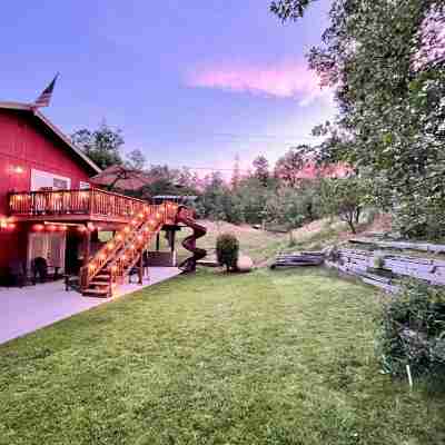 Charming home w/jacuzzi, hiking trails, games, near sandy beaches in Bass Lake! Hotel Exterior
