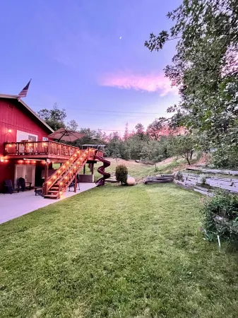 Charming home w/jacuzzi, hiking trails, games, near sandy beaches in Bass Lake!