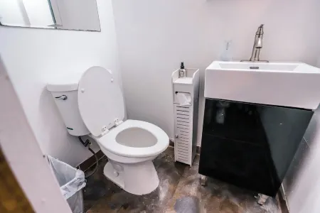 Cozy 1-bedroom apartment with WiFi, AC in gorgeous Chicago Отели рядом с достопримечательностью «Музей науки и промышленности»