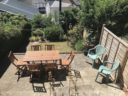 Ideal for families, quiet spot, 4 min walk to beach, village, pubs, restaurants.