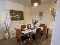 Delightful 2 bed detached home with secure parking Hotels in Cannock