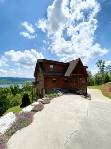 MOUNTAIN TOP CABIN WITH PARTNERING MARINA ON NORRIS LAKE