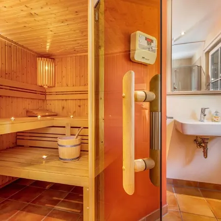 Charm & flair under thatch directly by the sea | Family-friendly