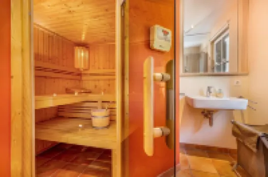 Charm & flair under thatch directly by the sea | Family-friendly