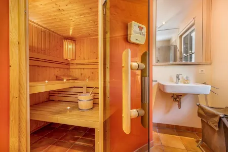 Charm & flair under thatch directly by the sea | Family-friendly