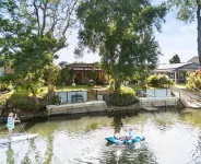 A delightful riverside house -comfortable and stylish - in Urunga Hotel a Bellingen