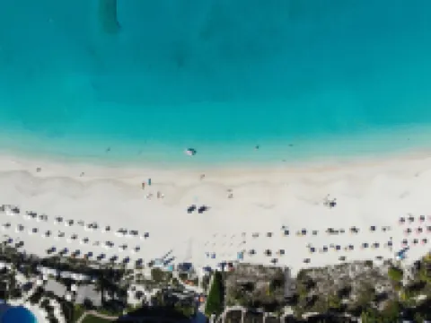 Luxury Modern 2 Bedroom Penthouse Condo in Grace Bay close to beach w/pool