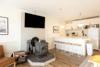 Gorgeous & Cozy Mountain View with Wood Stove! Ski / Hiking / Wi-Fi / Pool