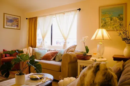 Charming 4bd house near the coast with backyard