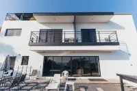 5BR Nakamoto Surf House near El Sunzal & El Tunco Hotel a 