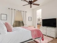 Spacious 4-bedroom house with Mountain View’s, pool and putting green. Hotels in New River