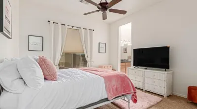 Spacious 4-bedroom house with Mountain View’s, pool and putting green. Hotels near Catch-and-Release Fishing Lake