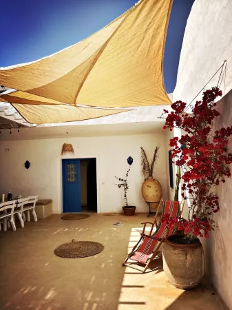 Spacious 5-suite villa with pool in Mezraya