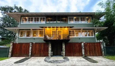 Tropical House with Historic Charm, WiFi, Private Bathrooms and Workspaces ALEX AND ANI附近的飯店