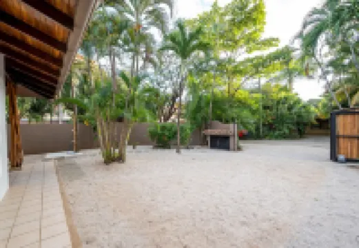 Spacious 3-Bedroom Villa. with a pool, rancho- STEPS away from Langosta Beach. فنادق في 