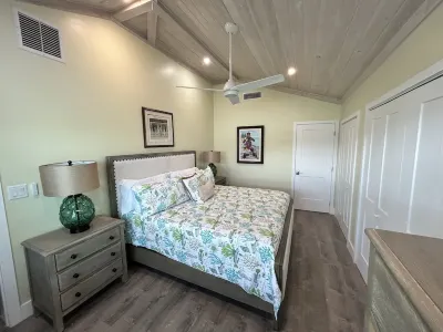Ocean view & Golf cart included!  Sports fans don’t miss any games pro or NCAA! Hotel dekat The Abaco Club