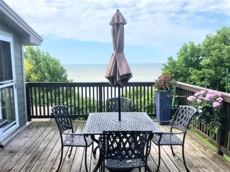 Private Waterfront Loft - an amazing lake view Отели в г. Лимингтон