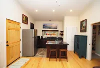 Shady Grove Cottage -Natural Setting In Town Hotels in Weaverville