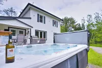 Pet Friendly Large Group Chalet  w Private Beach|10p Hot Tub|Kayaks|