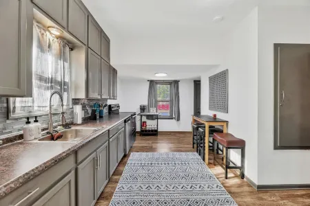 Delano Vibes Отели рядом с достопримечательностью «The Keeper of the Plains»