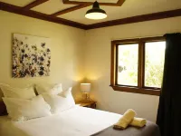 Welcome Home Cottage, Manapouri, Fiordland Hotels in Manapouri