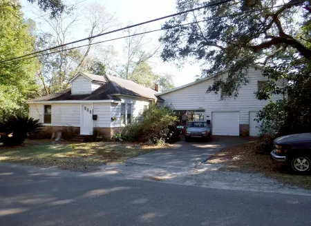 Quiet neighborhood near beaches, bayou and historic downtown Ocean Springs.