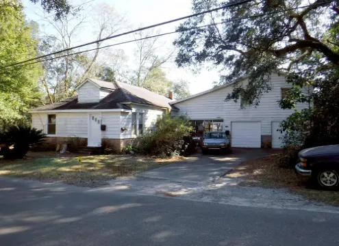 Quiet neighborhood near beaches, bayou and historic downtown Ocean Springs.