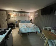 Charming Romantic Studio with Kitchenette, Private Patio. Walk to Beach! Hotel a Dennis Port