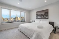 Luxury Home in Quiet Neighborhood near Downtown with Fast Wi-F & 3 Workspaces Hotels in Southwest Calgary
