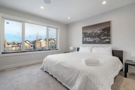 Luxury Home in Quiet Neighborhood near Downtown with Fast Wi-F & 3 Workspaces Отели рядом с достопримечательностью «Калгари-Тауэр»