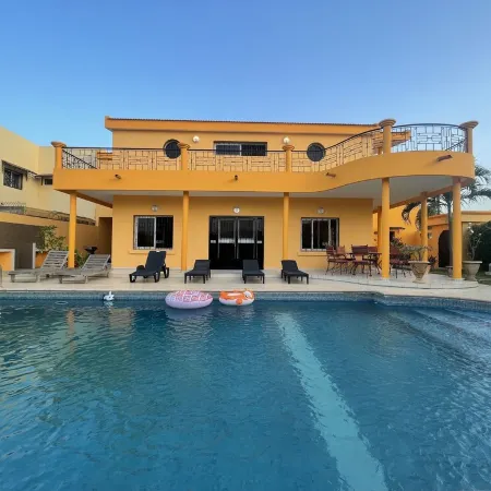 In Saly on the small coast house of 450 m2, with 5 bedrooms and private pool