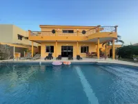 In Saly on the small coast house of 450 m2, with 5 bedrooms and private pool