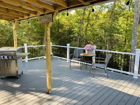 Cozy Hot Tub Cottage!