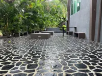 Private Vacation Home: Pool, BBQ and more ALEX AND ANI附近的飯店