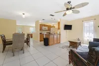 Tropical Palm Oasis - Cozy Private Heated Pool Home!